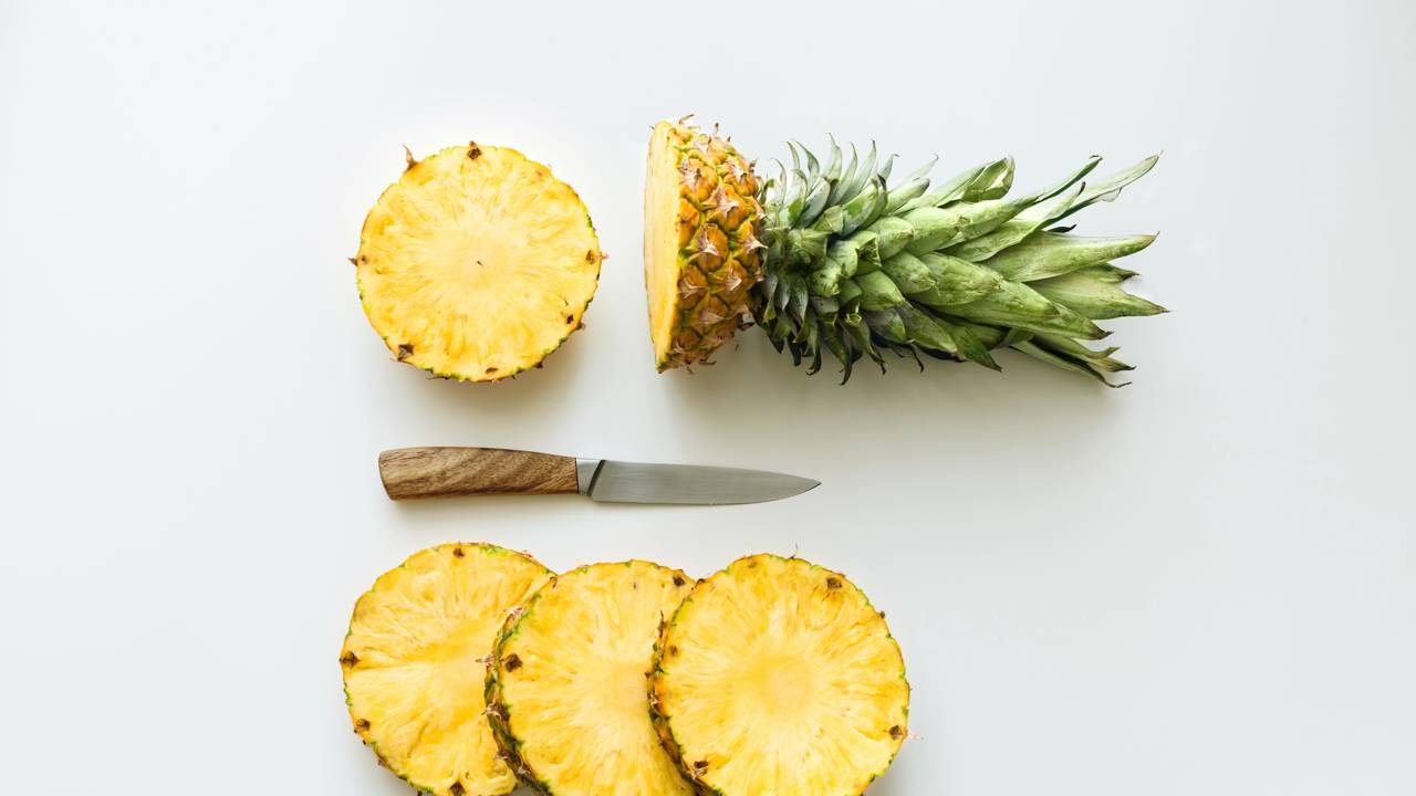 Como plantar abacaxi em vaso a partir da coroa