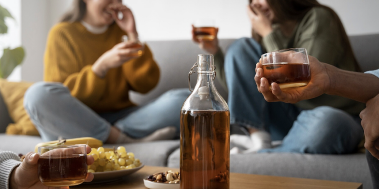 Álcool e dieta não combinam. Foto: Freepik