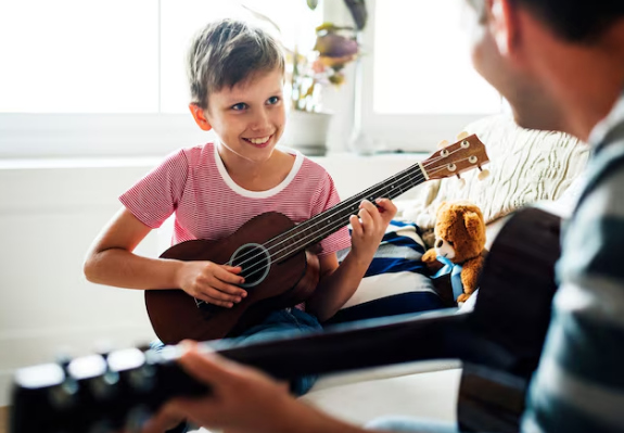 Especialista explica como o excesso de cursos e compromissos pode afetar o bem-estar emocional das crianças. Foto: FreePik