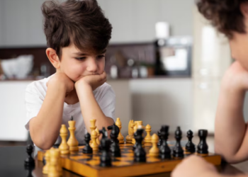 Especialista explica como o excesso de cursos e compromissos pode afetar o bem-estar emocional das crianças. Foto: FreePik