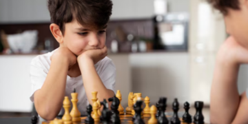 Especialista explica como o excesso de cursos e compromissos pode afetar o bem-estar emocional das crianças. Foto: FreePik