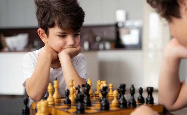 Especialista explica como o excesso de cursos e compromissos pode afetar o bem-estar emocional das crianças. Foto: FreePik