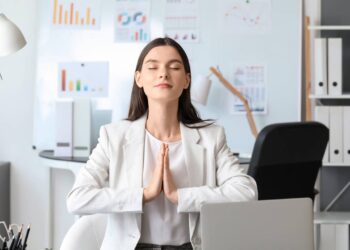 Técnicas de mindfulness que promovem equilíbrio emocional e clareza mental - Créditos: depositphotos.com / serezniy