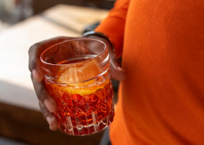 Como identificar uma bebida adulterada? Foto: FreePik