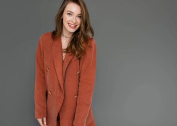 Modelagem oversized que oferece conforto sem perder o estilo. - Créditos: depositphotos.com / AllaSerebrina