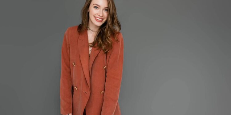 Modelagem oversized que oferece conforto sem perder o estilo. - Créditos: depositphotos.com / AllaSerebrina