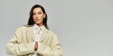 Peça versátil que transforma looks casuais em produções elegantes. - Créditos: depositphotos.com / IgorVetushko