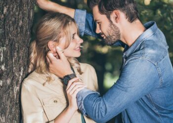 Olhar intenso capaz de criar conexão profunda no primeiro instante - Créditos: depositphotos.com / IgorVetushko