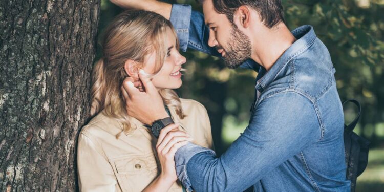 Olhar intenso capaz de criar conexão profunda no primeiro instante - Créditos: depositphotos.com / IgorVetushko