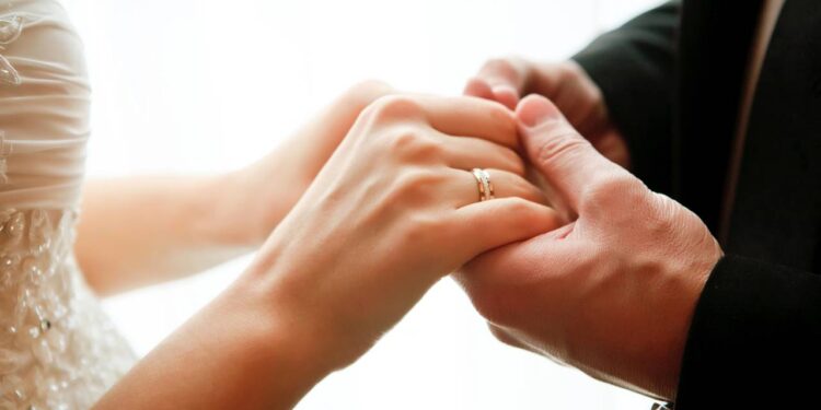 Saiba o jeito mais fácil de saber se sua aliança vale muito dinheiro