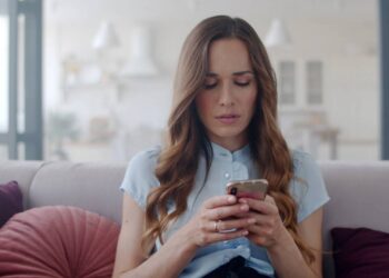 Uso contínuo de aplicativos em segundo plano que consome processamento e acelera o desgaste do celular - Créditos: depositphotos.com / stockbusters