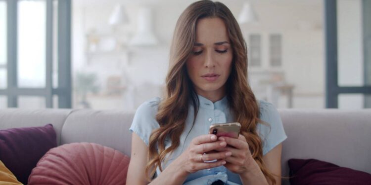 Uso contínuo de aplicativos em segundo plano que consome processamento e acelera o desgaste do celular - Créditos: depositphotos.com / stockbusters