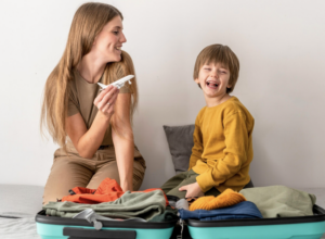 Como montar a mala de férias das crianças de um jeito inteligente. Foto: FreePik