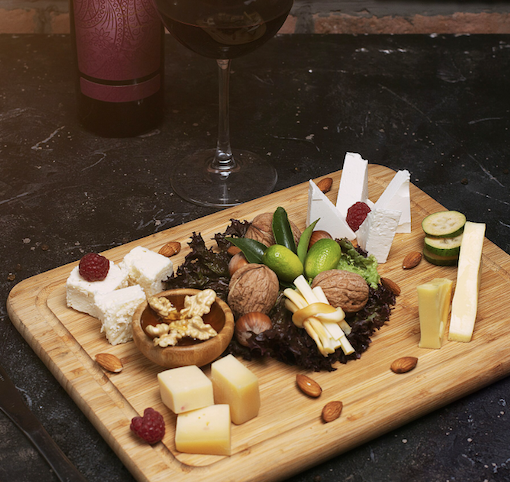 5 passos para montar sua tábua de frios para arrasar no fim de ano. Foto: FreePik