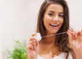 Pequenos tratamentos podem transformar a aparência e a saúde da boca a tempo das celebrações. Foto: FreePik