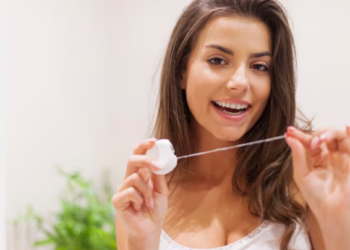 Pequenos tratamentos podem transformar a aparência e a saúde da boca a tempo das celebrações. Foto: FreePik