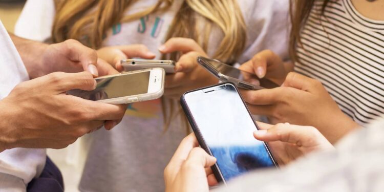 Economia inteligente que prolonga a utilização dos dados móveis ao longo do mês - Créditos: depositphotos.com / carballo