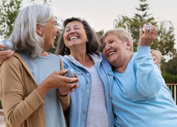 97% se interessam em envelhecer bem, mas faltam hábitos consistentes. Foto: FreePik