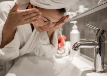 5 erros na hora de lavar o rosto que podem acabar com seu skincare. Foto: FreePik