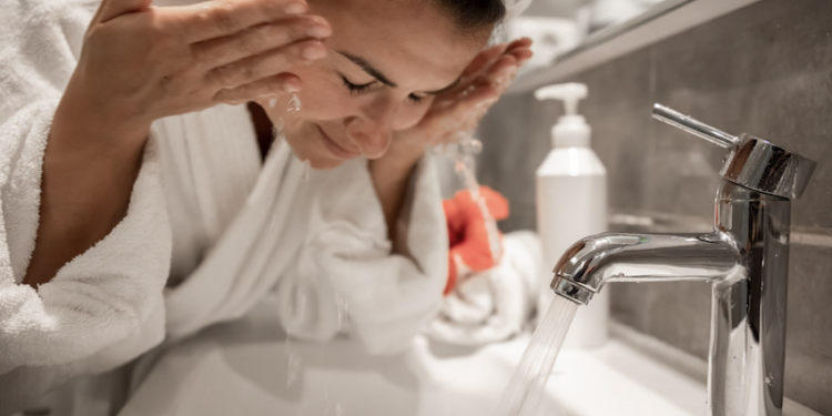 5 erros na hora de lavar o rosto que podem acabar com seu skincare. Foto: FreePik