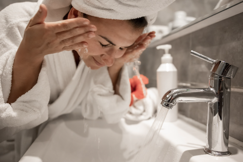 5 erros na hora de lavar o rosto que podem acabar com seu skincare. Foto: FreePik
