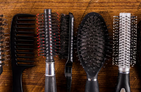Como escolher a melhor escova de cabelo? Foto: FreePik