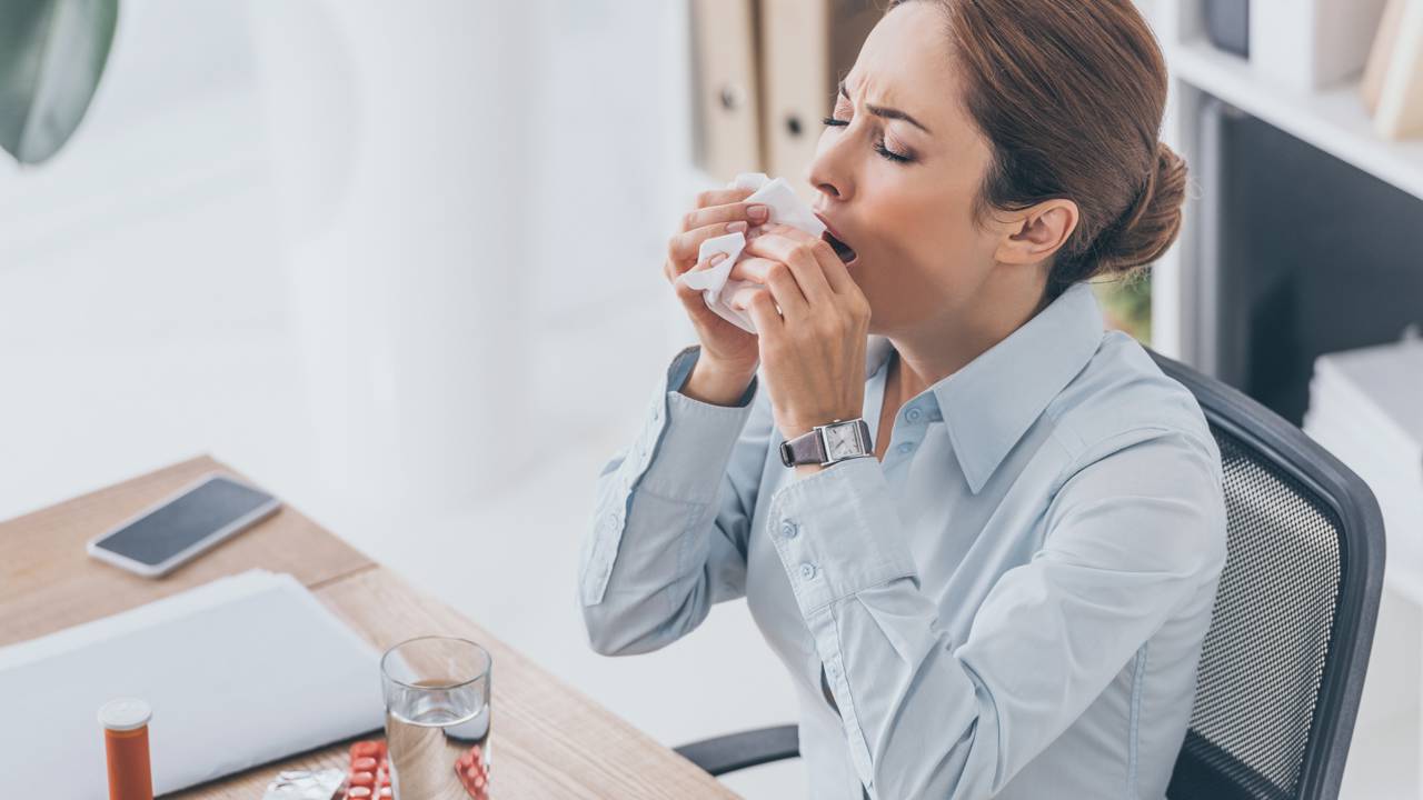 O que acontece com seu corpo quando você prende o espirro