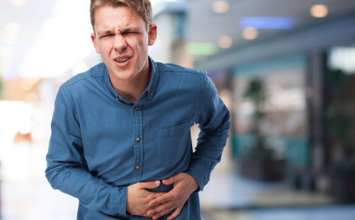 7 em cada 10 brasileiros sofre com gastrite. Foto: FreePik