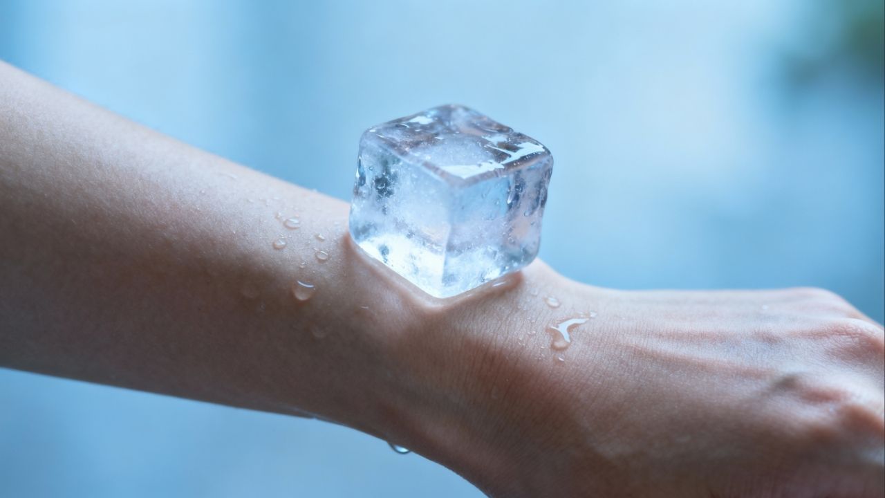 O truque do gelo que faz o perfume durar muito mais nos dias quentes