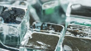 O truque do gelo que faz o perfume durar muito mais nos dias quentes