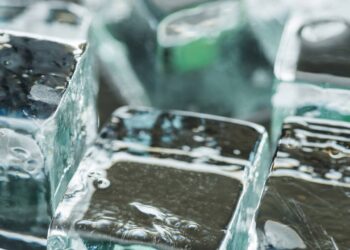 O truque do gelo que faz o perfume durar muito mais nos dias quentes