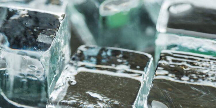 O truque do gelo que faz o perfume durar muito mais nos dias quentes