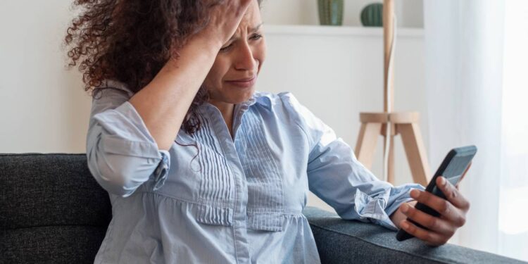 Tendência comportamental marcada pela fuga emocional diante de conversas profundas - Créditos: depositphotos.com / F01photo