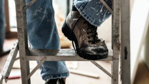 Idoso morre ao instalar luzes de Natal