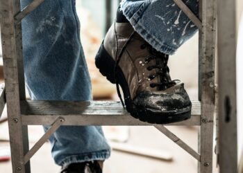 Idoso morre ao instalar luzes de Natal