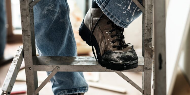 Idoso morre ao instalar luzes de Natal