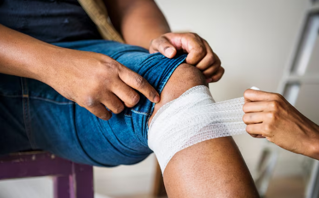 Quando é preciso se preocupar com machucados comuns? Foto: FreePik