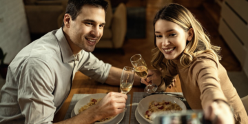 Qual é a influência das redes sociais em seu relacionamento? Foto: FreePik