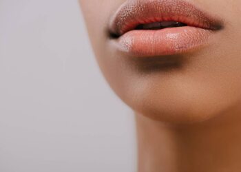 Esfoliante natural com 3 ingredientes deixa lábios gigantes e macios