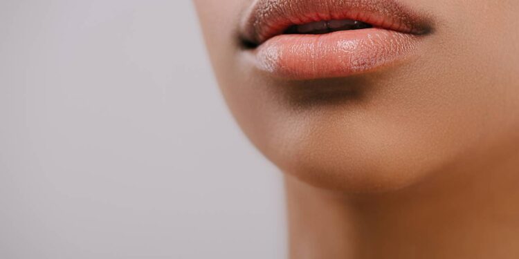 Esfoliante natural com 3 ingredientes deixa lábios gigantes e macios