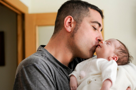 Aumento da licença paternidade é aprovado no Congresso. Foto: FreePik