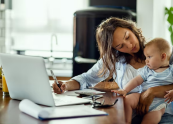 60% das mulheres enfrentam dificuldades no trabalho após ter filhos. Foto: FreePik