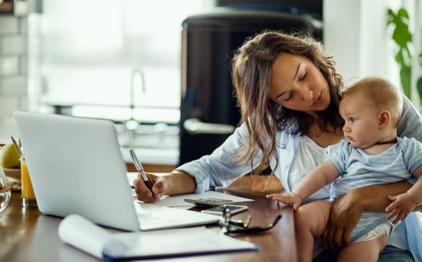 60% das mulheres enfrentam dificuldades no trabalho após ter filhos. Foto: FreePik