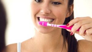 mau hálito mesmo escovando os dentes