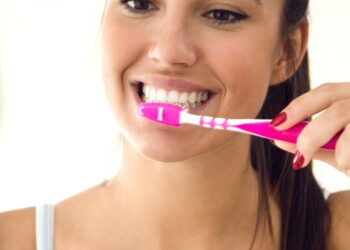 mau hálito mesmo escovando os dentes