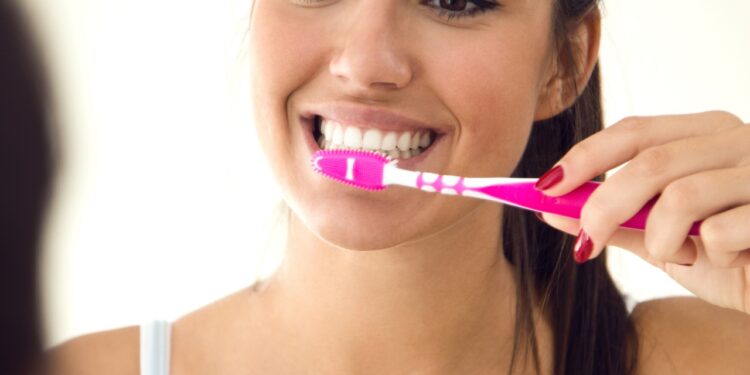 mau hálito mesmo escovando os dentes