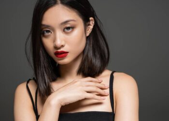 Combinação visual inteligente que transmite elegância por meio de cortes, cores e tecidos - Créditos: depositphotos.com / AllaSerebrina