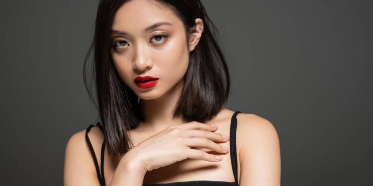 Combinação visual inteligente que transmite elegância por meio de cortes, cores e tecidos - Créditos: depositphotos.com / AllaSerebrina