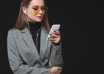 Acessório versátil que se adapta a diferentes estilos e ocasiões - Créditos: depositphotos.com / VitalikRadko