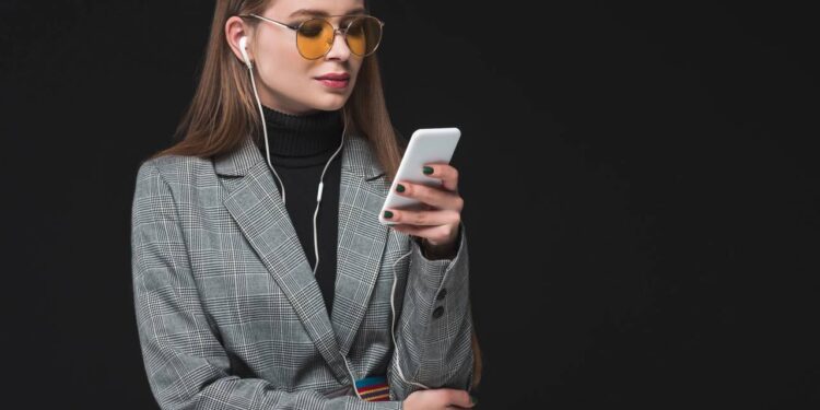 Acessório versátil que se adapta a diferentes estilos e ocasiões - Créditos: depositphotos.com / VitalikRadko